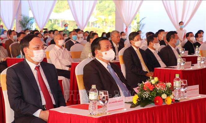 Ủy viên Bộ Chính trị, Giám đốc Học viện Chính trị Quốc gia Hồ Chí Minh Nguyễn Xuân Thắng (người ngồi hàng đầu thứ 2 từ trái sang) dự lễ khởi công. Ảnh: Văn Đức-TTXVN  