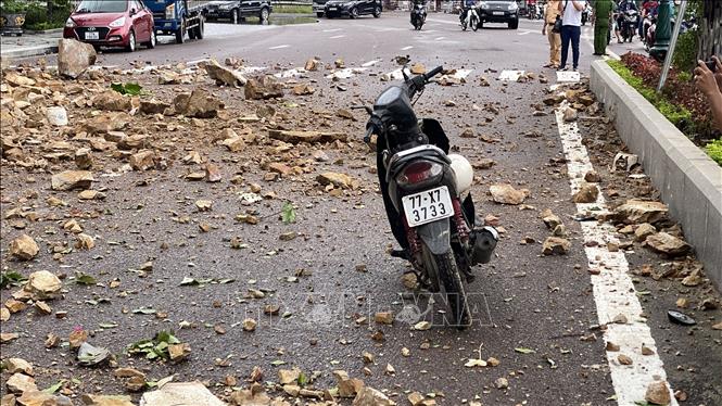 Trong ảnh: Chiếc xe gắn máy của người bị thương tại hiện trường. Ảnh: Tường Quân - TTXVN