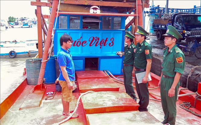 Trong ảnh:  Bộ đội Biên phòng tỉnh Sóc Trăng tuyên truyền để ngư dân không khai thác biển bất hợp pháp. Ảnh: TTXVN phát