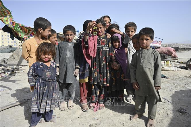 Trong ảnh: Trẻ em tại một trại tị nạn ở Kabul, Afghanistan ngày 21/6/2021. Ảnh: AFP/TTXVN