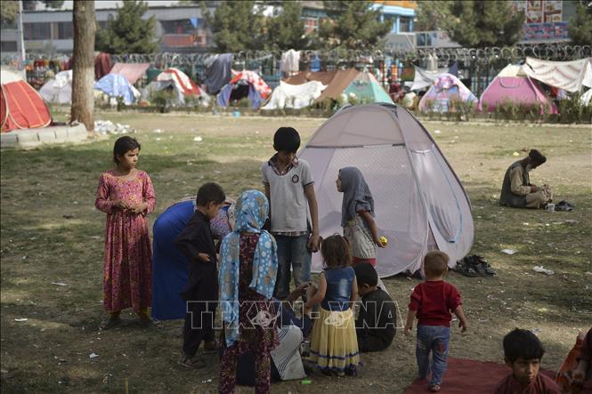 Trong ảnh: Trẻ em tại một trại tị nạn ở Kabul, Afghanistan ngày 11/9/2021. Ảnh: AFP/TTXVN