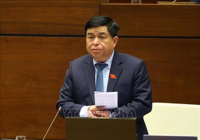 Bộ trưởng Bộ Kế hoạch và Đầu tư Nguyễn Chí Dũng giải trình, làm rõ một số vấn đề đại biểu Quốc hội nêu. Ảnh: Văn Điệp -TTXVN