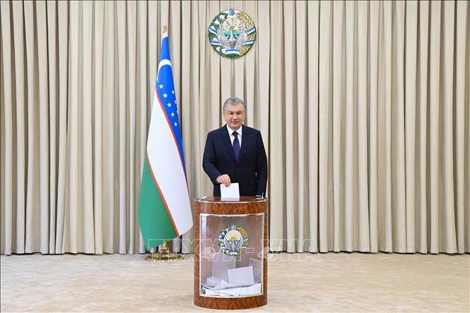 Trong ảnh: Tổng thống Uzbekistan Shavkat Mirziyoyev bỏ phiếu trong cuộc bầu cử Tổng thống tại điểm bầu cử ở Tashkent ngày 24/10/2021. Ảnh: AFP/ TTXVN