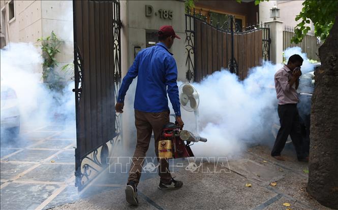 Trong ảnh: Phun thuốc muỗi phòng bệnh sốt xuất huyết tại khu dân cư ở New Delhi, Ấn Độ. Ảnh: AFP/ TTXVN