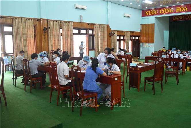 Trong ảnh: Ngành Y tế tỉnh Đắk Nông tổ chức tiêm vaccine cho người dân tại các Trung tâm Y tế xã, phường, thành phố cho các nhóm đối tượng theo quy định. Ảnh: Nguyên Dung-TTXVN