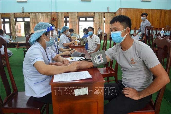 Trong ảnh: Sở Y tế tỉnh dự kiến đến 3/11/2021 sẽ tiêm xong vaccine phòng COVID-19 mũi 1 cho 100% dân số trên 18 tuổi. Ảnh: Nguyên Dung-TTXVN