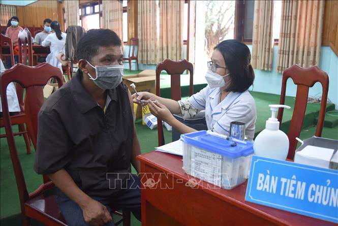 Trong ảnh: Người dân Đắk Nông tiêm vaccine phòng COVID-19. Ảnh: Nguyên Dung-TTXVN