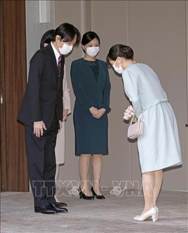 Trong ảnh: Công chúa Nhật Bản Mako (phải) tạm biệt bố mẹ là Thái tử Fumihito, vợ Thái tử Kiko và em gái là Công chúa Kako tại Tokyo, ngày 26/10/2021. Ảnh: Kyodo/TTXVN
