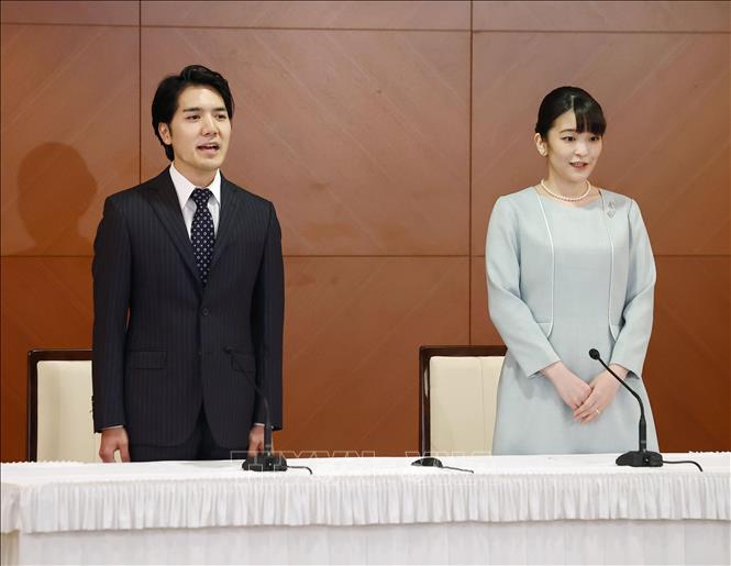 Trong ảnh: Công chúa Nhật Bản Mako và chồng Kei Komuro tại cuộc họp báo sau hôn lễ tại Tokyo ngày 26/10/2021. Ảnh: Kyodo/TTXVN
