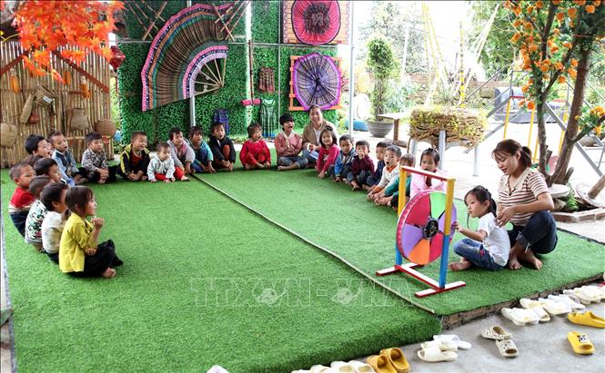 Trong ảnh: Trong giờ học ngoại khóa của cô và trò trường mầm non A Lù (Bát Xát). Ảnh: Quốc Khánh - TTXVN