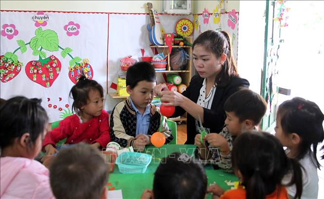 Trong ảnh: Giờ học của cô và trò trường mầm non A Lù (Bát Xát). Ảnh: Quốc Khánh - TTXVN