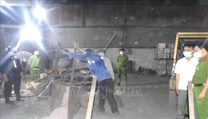 Trong ảnh: Lãnh đạo Công an huyện Xuân Lộc trực tiếp chỉ đạo tại hiện trường. Ảnh: TTXVN phát