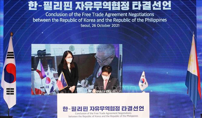 Trong ảnh: Bộ Thương mại Hàn Quốc Yeo Han-koo (phải, phía dưới) và người đồng cấp Philippines Ramon Lopez tại lễ ký trực tuyến Hiệp định thương mại tự do (FTA) Hàn Quốc - Philippines ngày 26/10/2021. Ảnh: Yonhap/ TTXVN