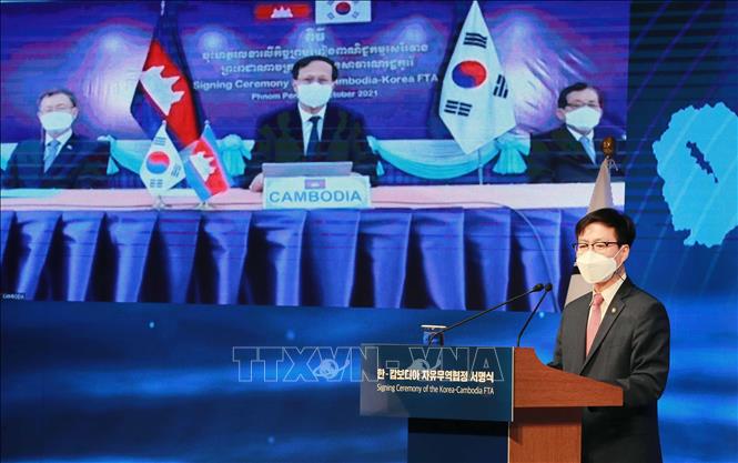 Trong ảnh: Bộ Thương mại Hàn Quốc Yeo Han-koo (phía dưới) và người đồng cấp Campuchia Pan Sorasak (giữa, trên màn hình) tại lễ ký trực tuyến Hiệp định thương mại tự do (FTA) Hàn Quốc - Campuchia ngày 26/10/2021. Ảnh: Yonhap/ TTXVN