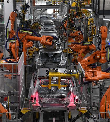 Trong ảnh: Robot làm việc trên dây chuyền lắp ráp ô tô tại nhà máy của Tập đoàn sản xuất xe ô tô BMW của Đức ở Munich, ngày 22/10/2021. Ảnh: AFP/TTXVN