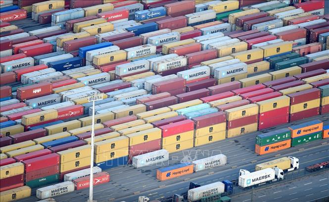 Trong ảnh: Cảng container ở Hamburg, Đức. Ảnh: REUTERS/TTXVN