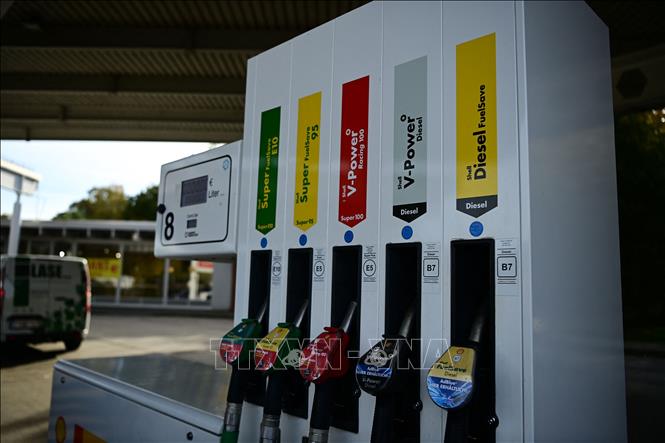 Trong ảnh: Một trạm bán xăng dầu gần Peine, miền Tây Đức ngày 18/10/2021. Ảnh: AFP/TTXVN