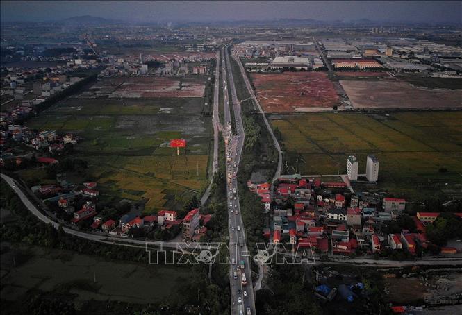 Trong ảnh: Điểm nghẽn giao thông tại đầu cầu Như Nguyệt phía tỉnh Bắc Giang. Ảnh: Danh Lam-TTXVN