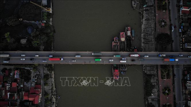 Trong ảnh: Cầu Như Nguyệt luôn trong tình trạng quá tải các xe tải trọng lớn. Ảnh: Danh Lam-TTXVN

