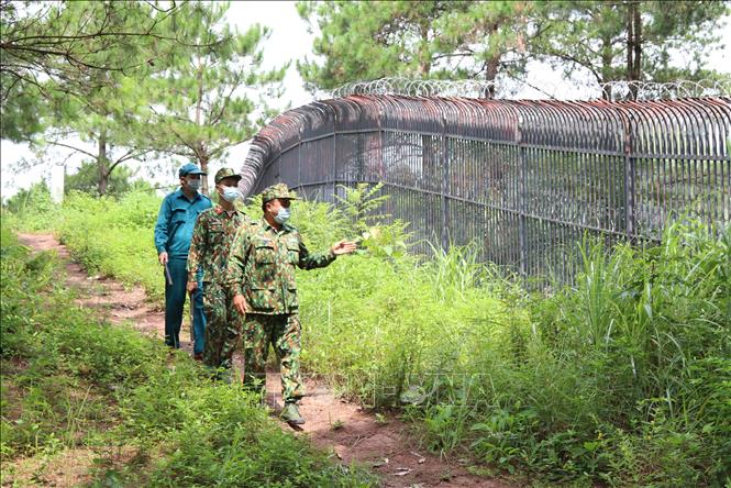 Trong ảnh: Lực lượng Biên phòng cửa khẩu Chi Ma tuần tra dọc tuyến biên giới nhằm ngăn chặn các trường hợp xuất nhập cảnh trái phép. Ảnh: Quang Duy - TTXVN