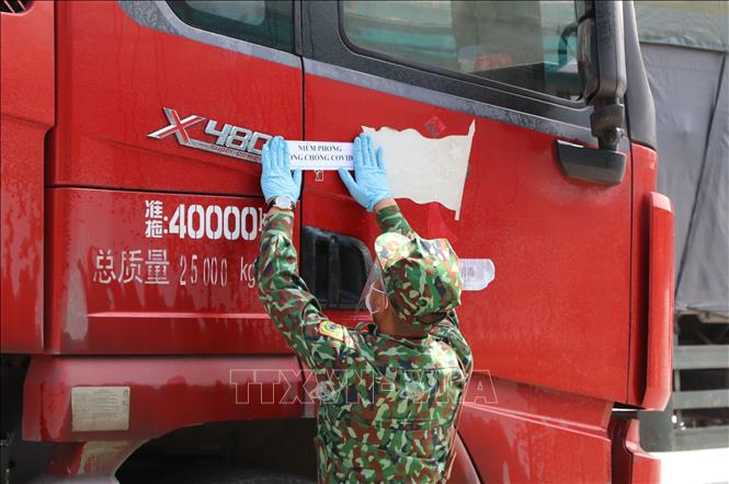 Trong ảnh: Biên phòng cửa khẩu Chi Ma niêm phong cửa xe hàng vào khu vực để phòng, chống dịch COVID-19. Ảnh: Quang Duy – TTXVN