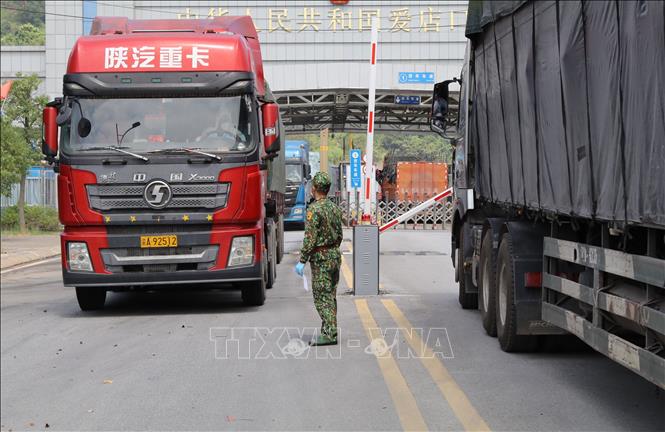 Trong ảnh: Lực lượng Biên phòng cửa khẩu Chi Ma giám sát chặt chẽ phương tiện chở hàng qua cửa khẩu. Ảnh: Quang Duy – TTXVN