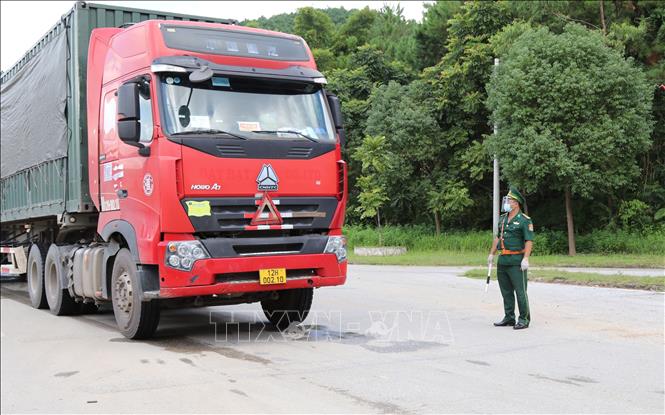 Trong ảnh: Biên phòng cửa khẩu Chi Ma hướng dẫn xe nông sản vào khu vực cửa khẩu. Ảnh: Quang Duy – TTXVN