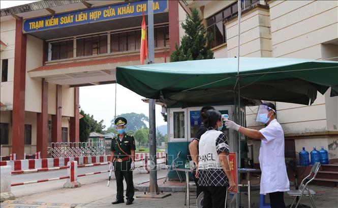 Trong ảnh: Lực lượng chức năng kiểm tra y tế đối với người vào khu vực cửa khẩu Chi Ma. Ảnh: Quang Duy – TTXVN