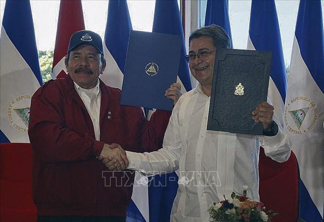 Trong ảnh: Tổng thống Nicaragua Daniel Ortega (trái) và Tổng thống Honduras Juan Orlando Hernandez tại lễ ký hiệp ước phân định ranh giới trên biển Caribe và Vịnh Fonseca, ở Managua ngày 27/10/2021. Ảnh: AFP/ TTXVN