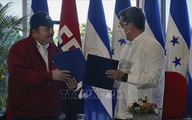 Trong ảnh: Tổng thống Nicaragua Daniel Ortega (trái) và Tổng thống Honduras Juan Orlando Hernandez tại lễ ký hiệp ước phân định ranh giới trên biển Caribe và Vịnh Fonseca, ở Managua ngày 27/10/2021. Ảnh: AFP/ TTXVN