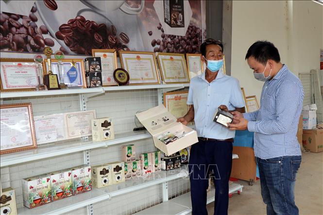 Trong ảnh: Khách hàng tham quan gian hàng sản phẩm cà phê của Hợp tác xã cà phê Bích Thao, thành phố Sơn La. Ảnh: Hữu Quyết - TTXVN