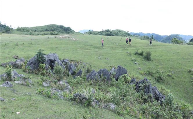 Trong ảnh: Du khách yêu thiên nhiên đến khám phá, thưởng ngoạn và tận hưởng vẻ đẹp tự nhiên yên bình và quyến rũ núi Nàng Tiên, tỉnh Lạng Sơn. Ảnh: Anh Tuấn - TTXVN