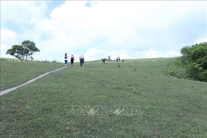 Trong ảnh: Du khách yêu thiên nhiên đến khám phá, thưởng ngoạn và tận hưởng vẻ đẹp tự nhiên yên bình và quyến rũ núi Nàng Tiên, tỉnh Lạng Sơn. Ảnh: Anh Tuấn - TTXVN