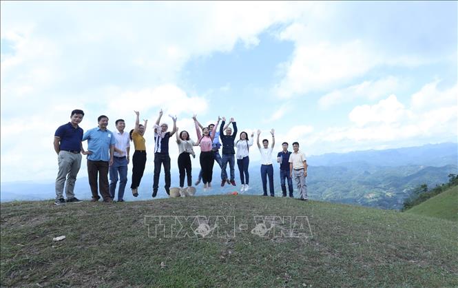 Trong ảnh: Du khách yêu thiên nhiên đến khám phá, thưởng ngoạn và tận hưởng vẻ đẹp tự nhiên yên bình và quyến rũ núi Nàng Tiên, tỉnh Lạng Sơn. Ảnh: Anh Tuấn - TTXVN