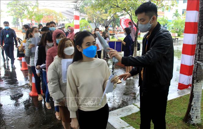 Trong ảnh: Kiểm tra an ninh các thí sinh trước khi vào phòng dự thi. Ảnh: Thế Duyệt – TTXVN