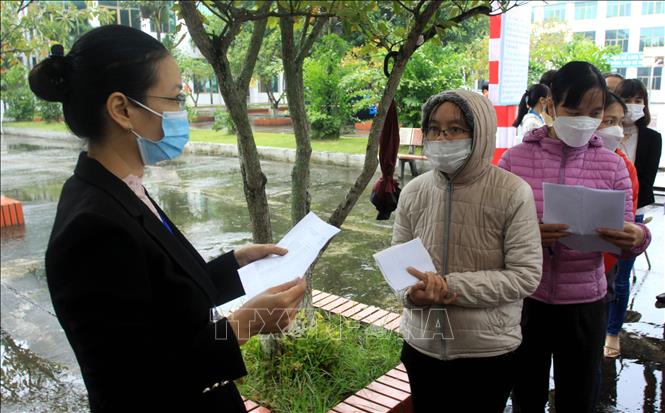 Trong ảnh: Các thí sinh làm thủ tục dự thi. Ảnh: Thế Duyệt – TTXVN