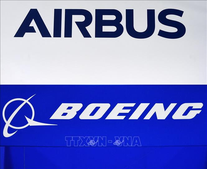 Trong ảnh: Biểu tượng hãng sản xuất máy bay Airbus (phía trên) và Boeing (phía dưới). Ảnh: AFP/ TTXVN