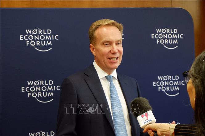 Trong ảnh: Chủ tịch WEF Borge Brende trả lời phóng viên TTXVN tại trụ sở WEF. Ảnh: TTXVN 