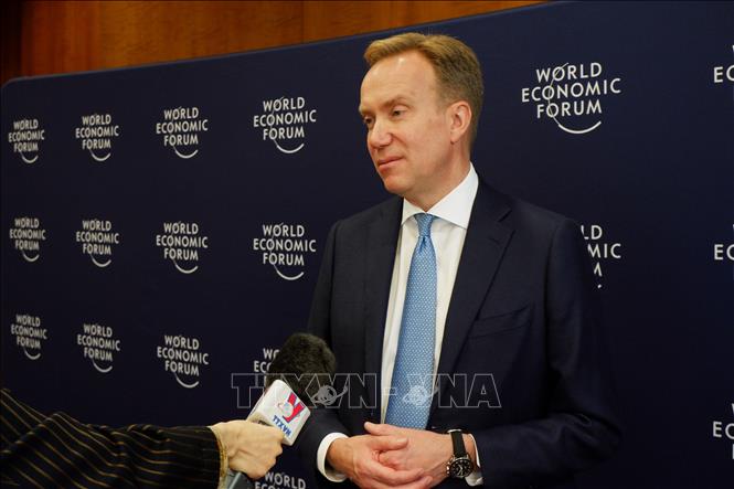 Trong ảnh: Chủ tịch WEF Borge Brende trả lời PV TTXVN tại trụ sở WEF 