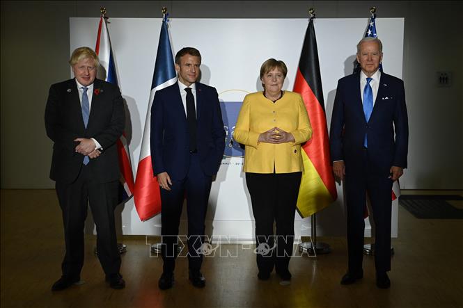 Trong ảnh (từ trái sang): Thủ tướng Anh Boris Johnson, Tổng thống Pháp Emmanuel Macron, Thủ tướng Đức Angela Merkel và Tổng thống Mỹ Joe Biden tại cuộc gặp bên lề Hội nghị thượng đỉnh G20 ở Rome, Italy ngày 30/10/2021. Ảnh: AFP/TTXVN