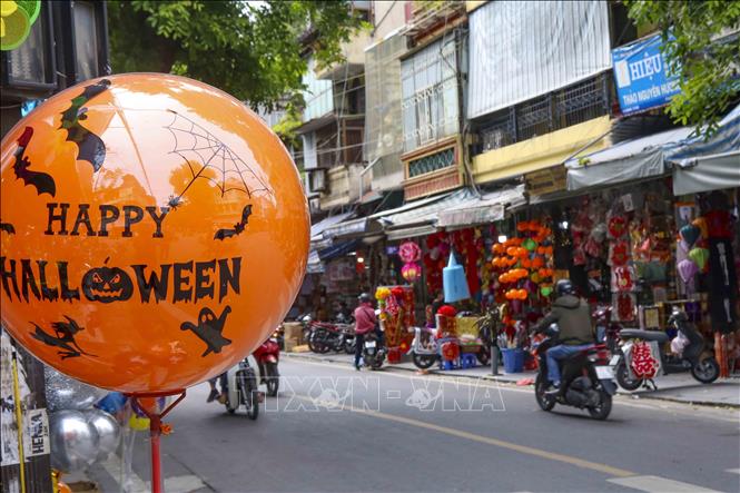 Do thời tiết mưa gió liên tục trong vài ngày qua nên lượng người đến phố Hàng Mã mua đồ giảm hẳn so với mọi năm. Ảnh: Tuấn Đức - TTXVN