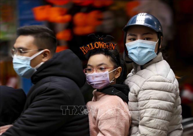 Các trẻ em ra đường với những phụ kiện Halloween. Ảnh: Tuấn Đức - TTXVN