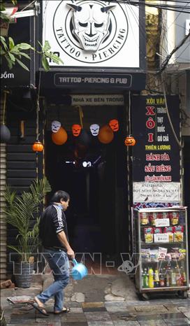 Các hàng quán được trang trí theo phong cách Halloween. Ảnh: Tuấn Đức - TTXVN