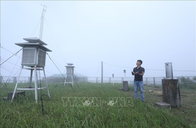 Trong ảnh: Cán bộ Trạm khí tượng Mẫu Sơn, Đài Khí tượng Thủy văn tỉnh Lạng Sơn quan trắc thời tiết tại Trạm. Ảnh: Anh Tuấn – TTXVN