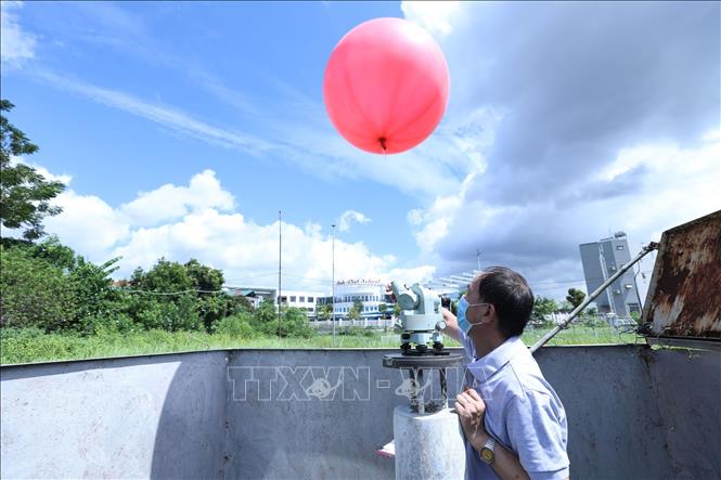 Trong ảnh: Thả bóng để theo dõi hướng và tốc độ của gió tại Trạm Khí tượng nông nghiệp Lạng Sơn, Đài Khí tượng Thủy văn tỉnh Lạng Sơn. Ảnh: Anh Tuấn – TTXVN
