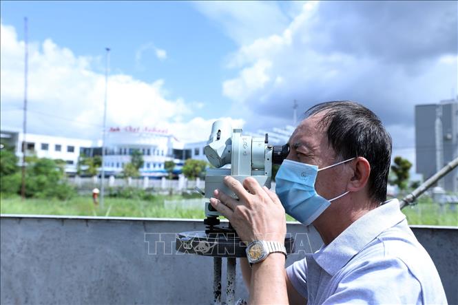 Trong ảnh: Theo dõi hướng và tốc độ của gió tại Trạm Khí tượng nông nghiệp Lạng Sơn, Đài Khí tượng Thủy văn tỉnh Lạng Sơn. Ảnh: Anh Tuấn – TTXVN