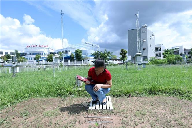 Trong ảnh: Cán bộ Trạm Khí tượng nông nghiệp Lạng Sơn, Đài Khí tượng Thủy văn tỉnh Lạng Sơn quan trắc nhiệt độ đất. Ảnh: Anh Tuấn – TTXVN