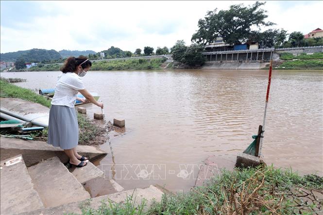 Trong ảnh: Cán bộ Trạm Thủy văn Lạng Sơn, Đài Khí tượng Thủy văn tỉnh Lạng Sơn đo mực nước và quan sát trạng thái sóng, gió trên sông Kỳ Cùng. Ảnh: Anh Tuấn – TTXVN