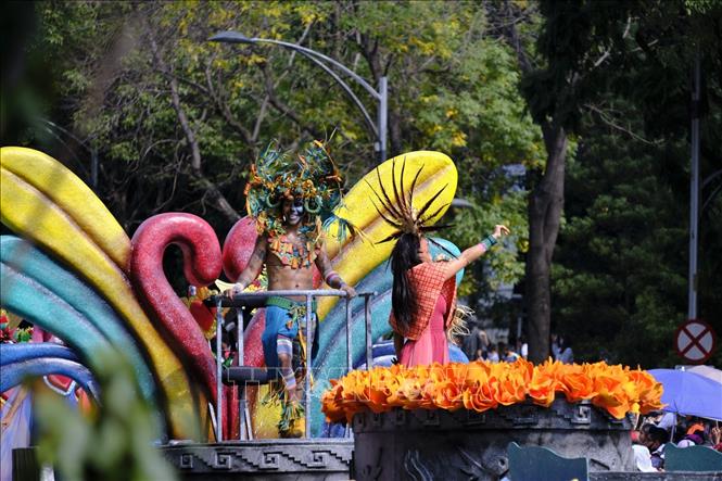 Trong ảnh: Tại thủ đô Mexico City, lễ diễu hành quốc tế Celebrando a la Vida (Tôn vinh sự sống) đã diễn ra vào ngày 31/10/2021. Ảnh: Hồng Hạnh-PV TTXVN tại Mexico
