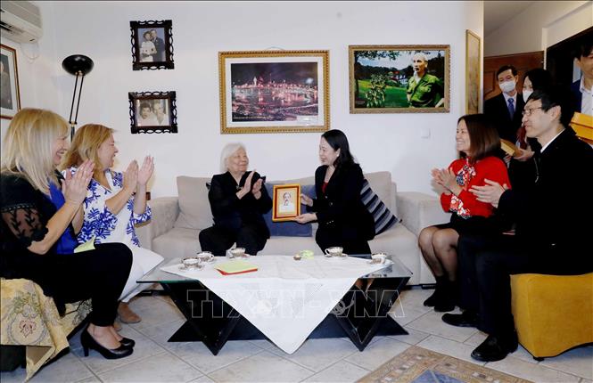 Photo: Vice President Vo Thi Anh Xuan visits family of Kostas Sarantidis in Athens, Greece. VNA Photo: Phương Hoa